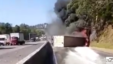 VÍDEO - Carreta tomba e pega fogo na Fernão Dias