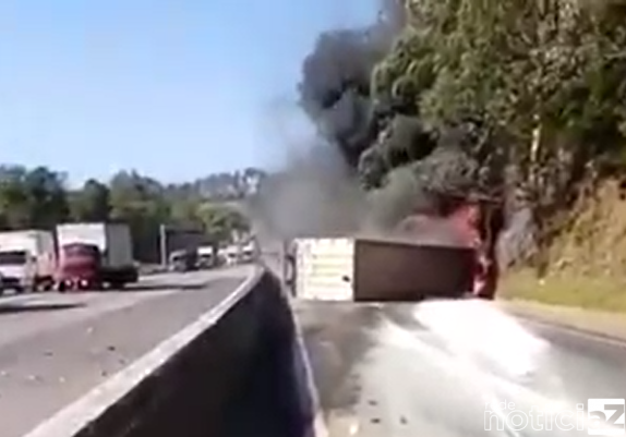 VÍDEO - Carreta tomba e pega fogo na Fernão Dias