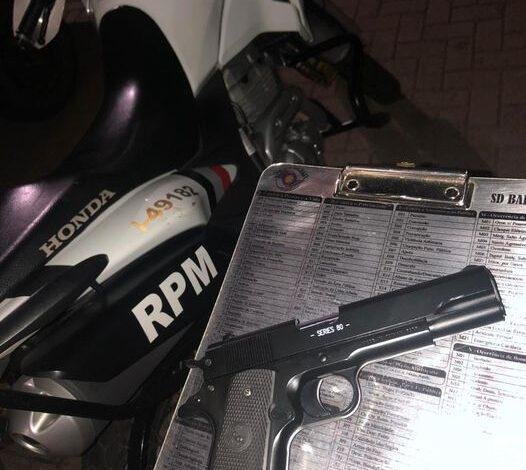 Arma de brinquedo e carro sem licenciamento