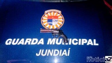 Dois assaltantes foram detidos pela GM de Jundiaí. Sendo um adolescente de 17 anos e um jovem de 21 anos. Eles foram encaminhados ao plantão policial pela GMJ