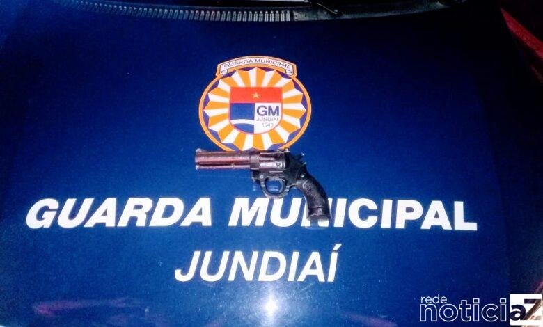 Dois assaltantes foram detidos pela GM de Jundiaí. Sendo um adolescente de 17 anos e um jovem de 21 anos. Eles foram encaminhados ao plantão policial pela GMJ