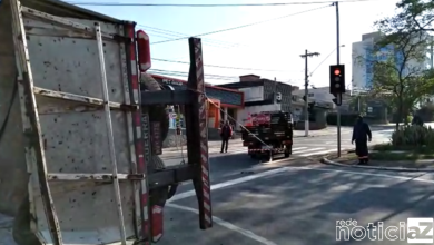 Carreta que tombou é retirada da avenida Jundiaí
