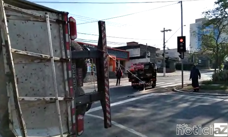 Carreta que tombou é retirada da avenida Jundiaí