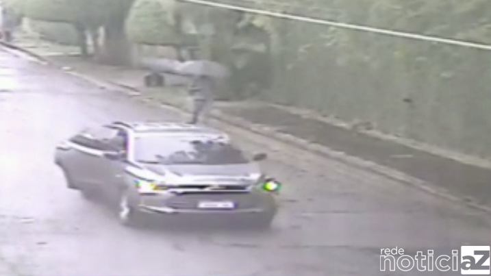Polícia liberta refém mantida no carro