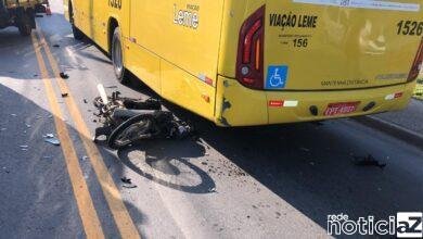 Motociclista morre após bater em ônibus