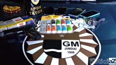 Homem é detido com réplica de arma