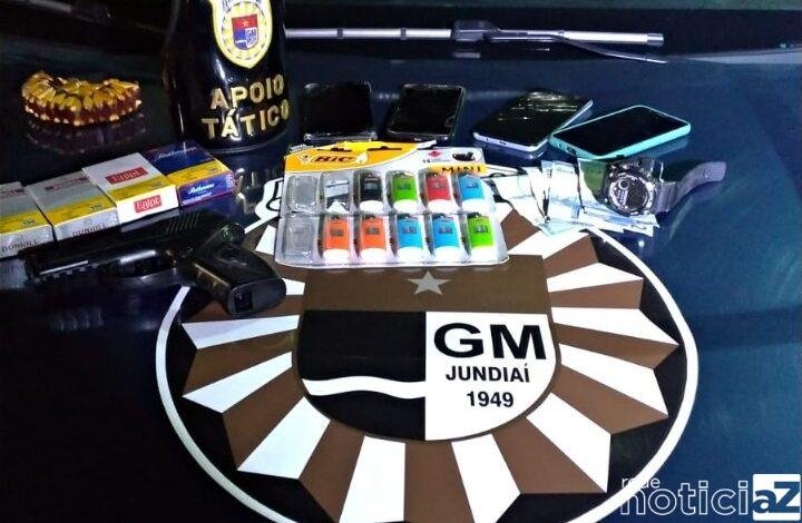 Homem é detido com réplica de arma