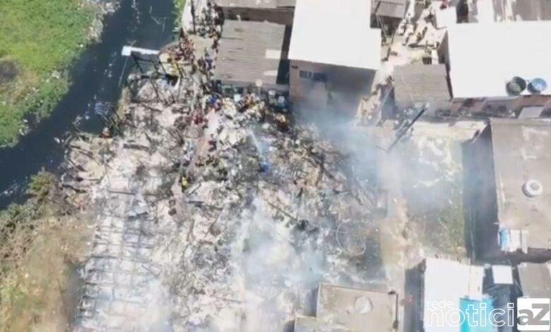 Incêndio de grandes proporções atinge várias casas