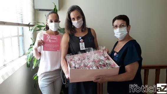 Pacientes em tratamento oncológico recebem batons