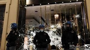 População protesta contra novas restrições