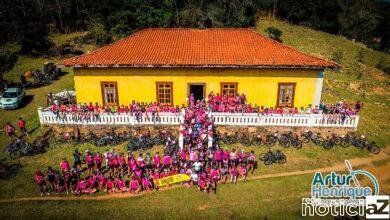 Mulheres pedalam para reforçar o Outubro Rosa