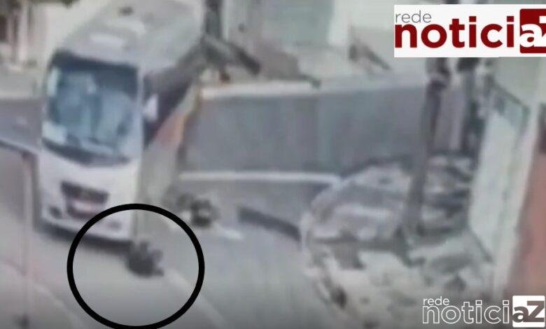 VÍDEO - Motociclista é atropelado por ônibus