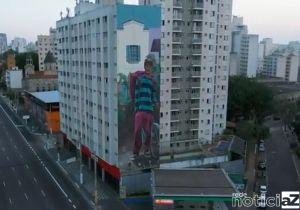 Entregadores de delivery são homenageados com arte