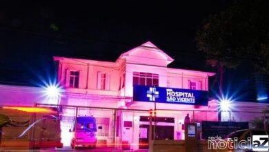 São Vicente tem iluminação rosa