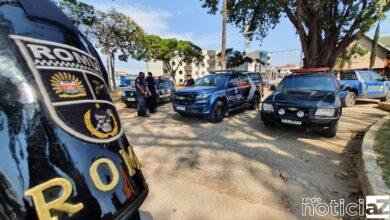 Traficante sai no braço com guarda e é preso