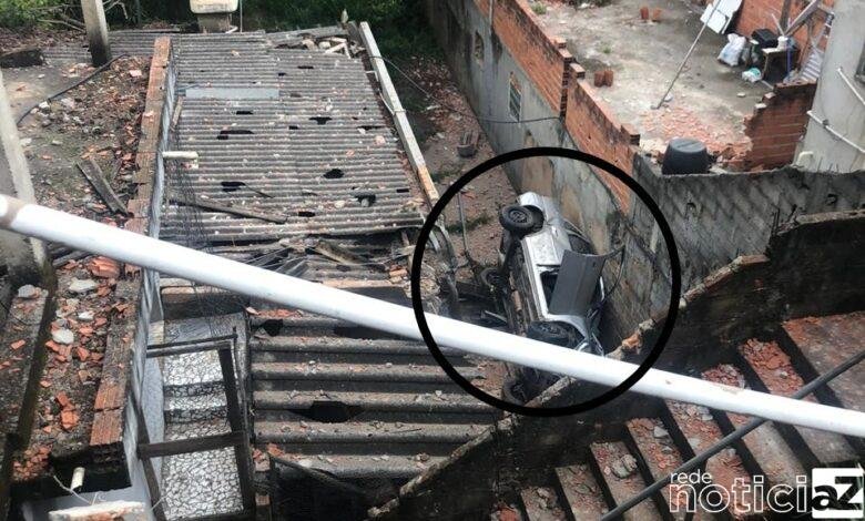 Carro vai parar dento de uma casa