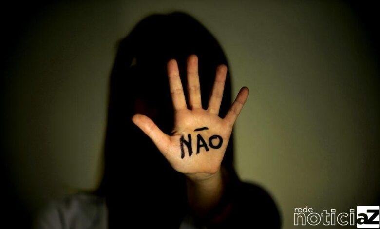 Recepcionista faz denúncia de beijo forçado