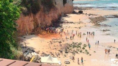 Desabamento de falésia mata família