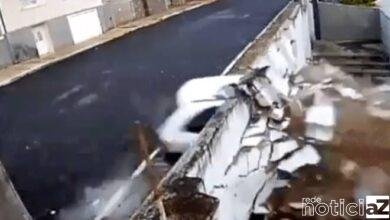 VÍDEO - Carro desgovernado atravessa muro