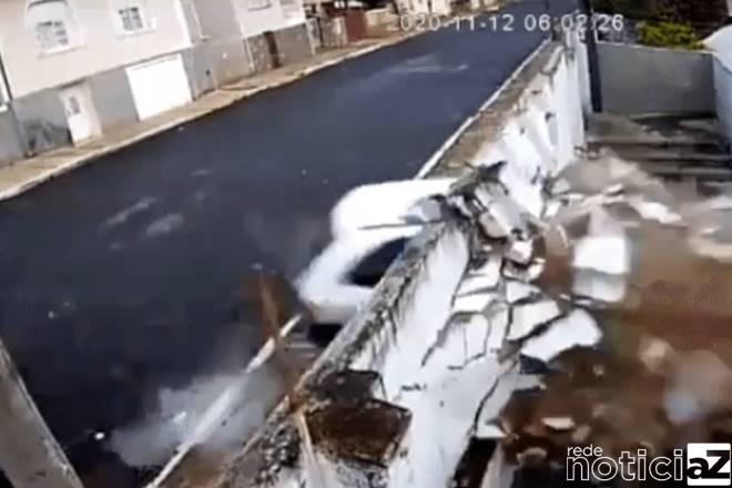 VÍDEO - Carro desgovernado atravessa muro