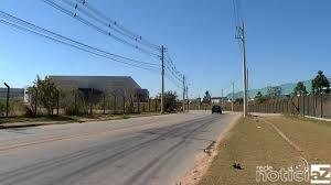 Poste na Estrada do Varjão é derrubado