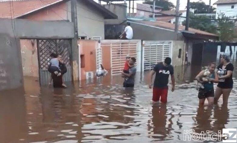 Chuva deixa alagamentos em Várzea Paulista