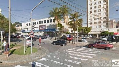 Carro bate em poste no Vianelo