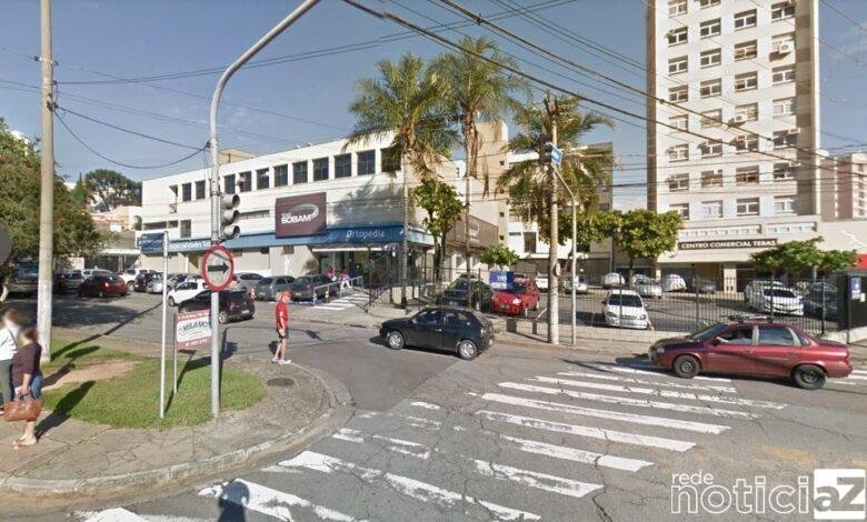 Carro bate em poste no Vianelo