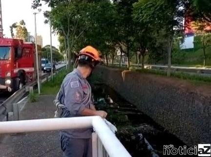 A mulher caiu no córrego na avenida 9 de julho em Jundiaí e pessoas que passavam pelo local ligaram para o Corpo de Bombeiros. Ninguém sabe