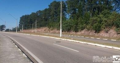 Carro capota em rodovia