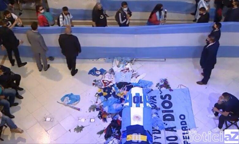 Multidão acompanha velório de Maradona