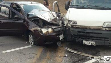 Acidente entre 2 veículos deixa vítimas