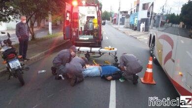Carro e moto batem e prejudicam trânsito