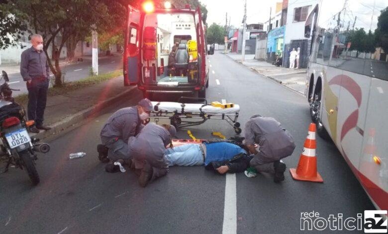 Carro e moto batem e prejudicam trânsito