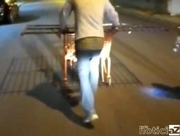 VÍDEO - Homem é detido após furtar portão