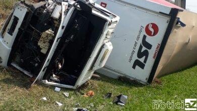 Três veículos se envolvem em acidente