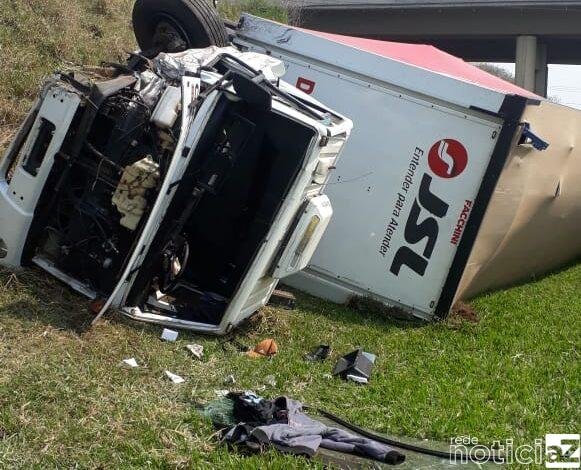 Três veículos se envolvem em acidente