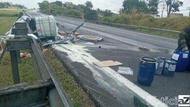 Caminhão cai com produto químico