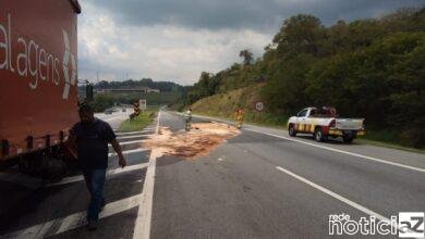 Caminhão cai e derrama diesel na alça de acesso da Anhanguera/Bandeirantes