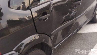 Carro e moto batem perto de viaduto