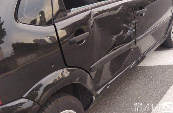Carro e moto batem perto de viaduto