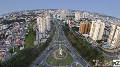 Motorista foge após capotar com o carro