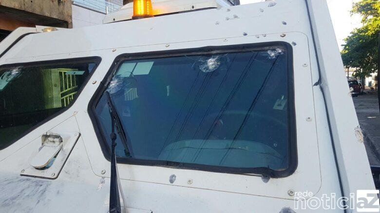 VÍDEO - Quadrilha fortemente armada tenta assaltar carro forte