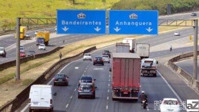 Carreta e caminhões se envolvem em acidente na Bandeirantes
