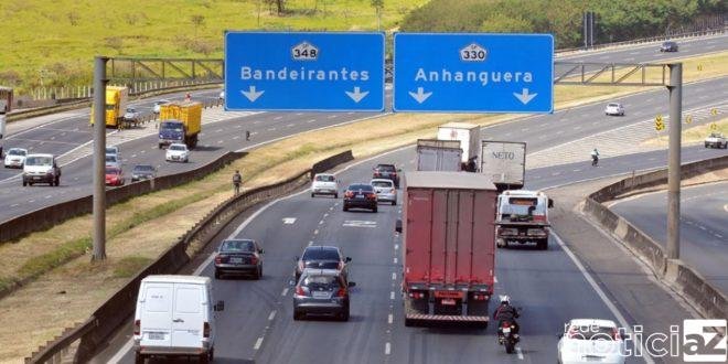 Carreta e caminhões se envolvem em acidente na Bandeirantes