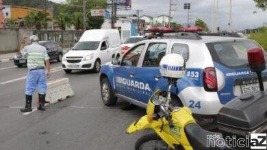 Barreiras sanitárias orientam turistas em acessos de Santos