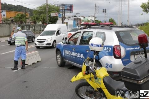 Barreiras sanitárias orientam turistas em acessos de Santos