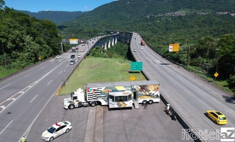 Carreta da Polícia Rodoviária está no local mais movimentado de SP