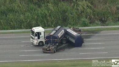 Motorista atingido por carreta morre