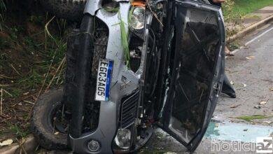 Motorista perde o controle e capota numa reta